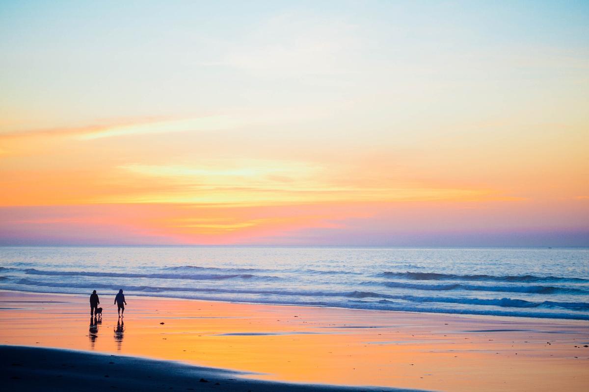 family watching race beach